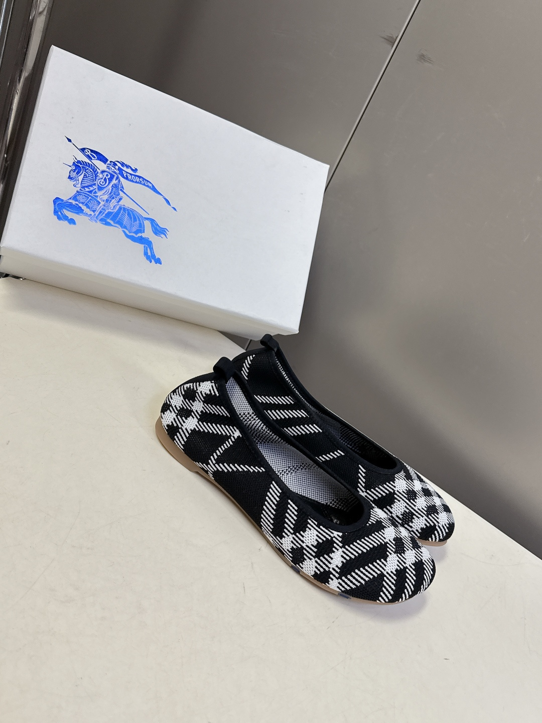 巴宝莉Burberry2026春夏最新款玛丽珍鞋超多明星时尚博主种草 细节满满的都是品牌元素 品牌价值拉