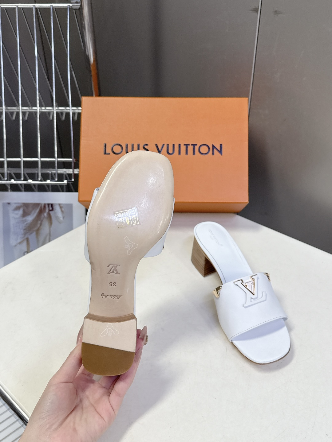 Louis Vuitton 路易威登春夏最新款时装鞋 春夏秀场出镜率最高的一款单品 超多名模上脚 简约大
