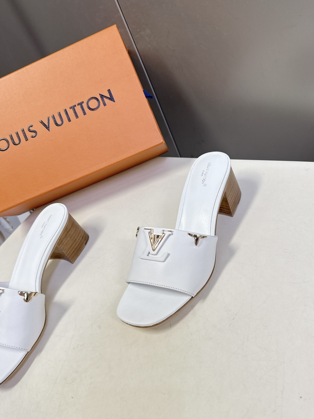 Louis Vuitton 路易威登春夏最新款时装鞋 春夏秀场出镜率最高的一款单品 超多名模上脚 简约大
