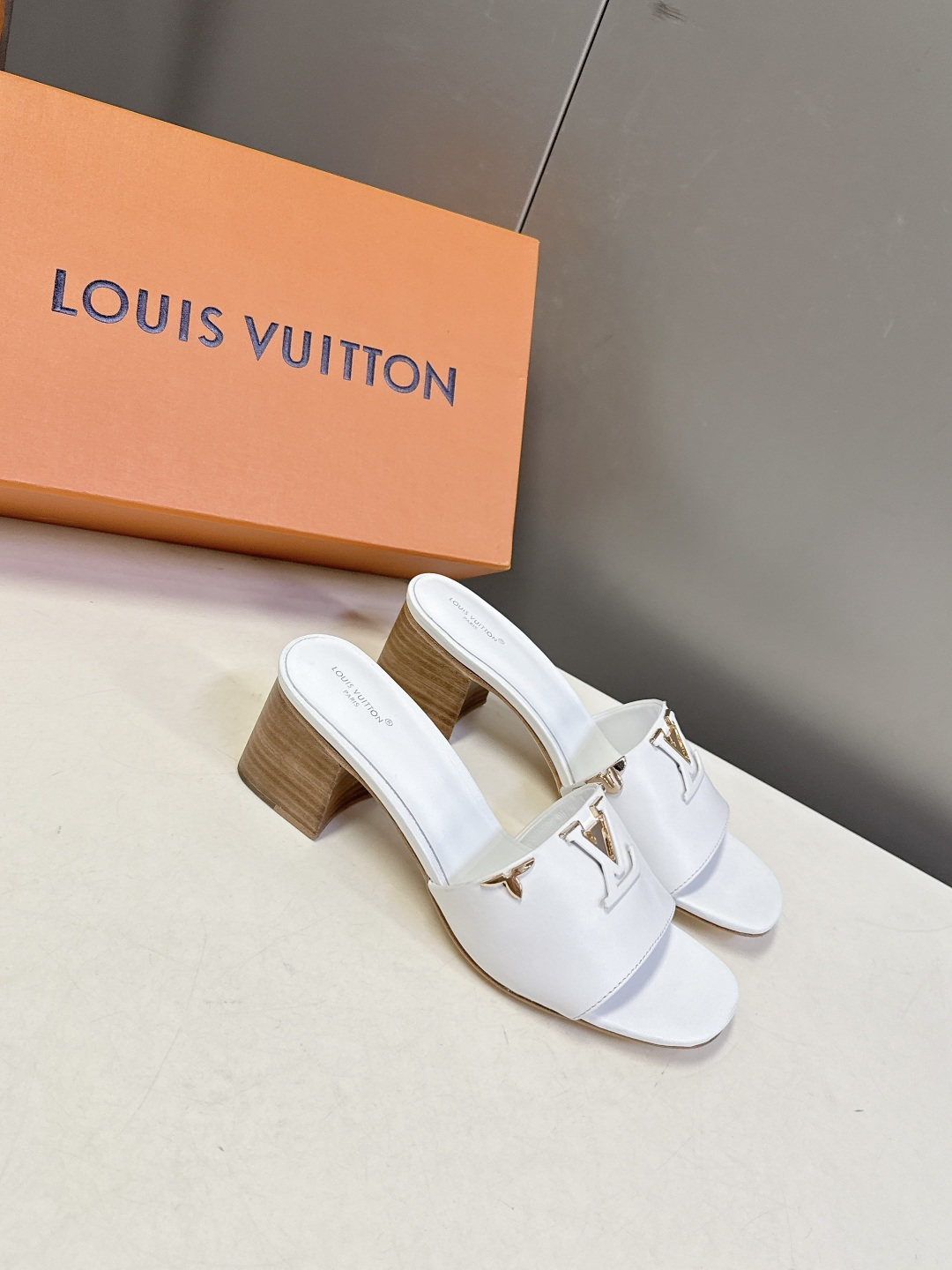 Louis Vuitton 路易威登春夏最新款时装鞋 春夏秀场出镜率最高的一款单品 超多名模上脚 简约大