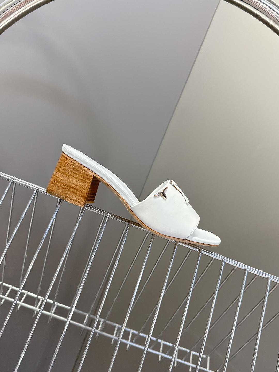 Louis Vuitton 路易威登春夏最新款时装鞋 春夏秀场出镜率最高的一款单品 超多名模上脚 简约大