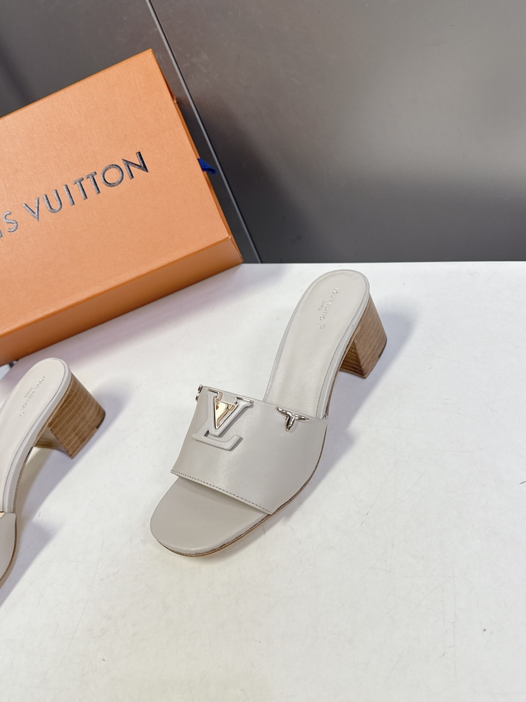 Louis Vuitton 路易威登春夏最新款时装鞋 春夏秀场出镜率最高的一款单品 超多名模上脚 简约大