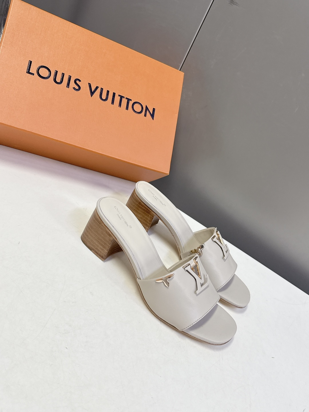 Louis Vuitton 路易威登春夏最新款时装鞋 春夏秀场出镜率最高的一款单品 超多名模上脚 简约大