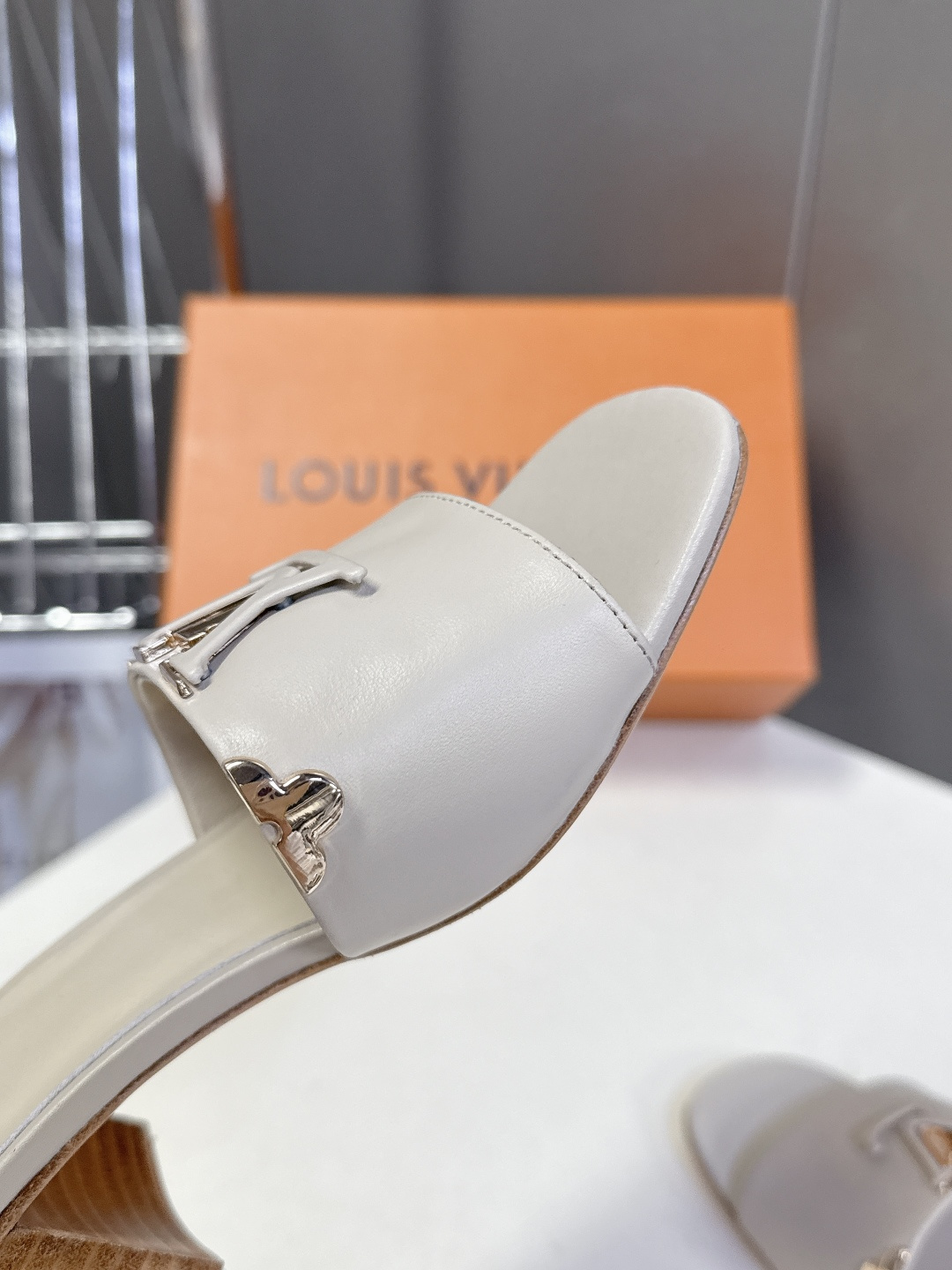 Louis Vuitton 路易威登春夏最新款时装鞋 春夏秀场出镜率最高的一款单品 超多名模上脚 简约大