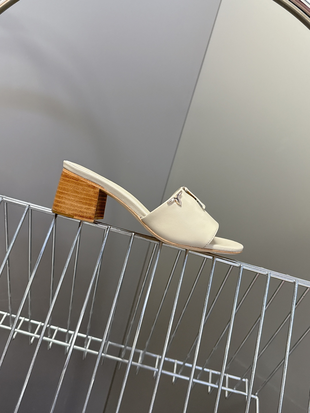 Louis Vuitton 路易威登春夏最新款时装鞋 春夏秀场出镜率最高的一款单品 超多名模上脚 简约大