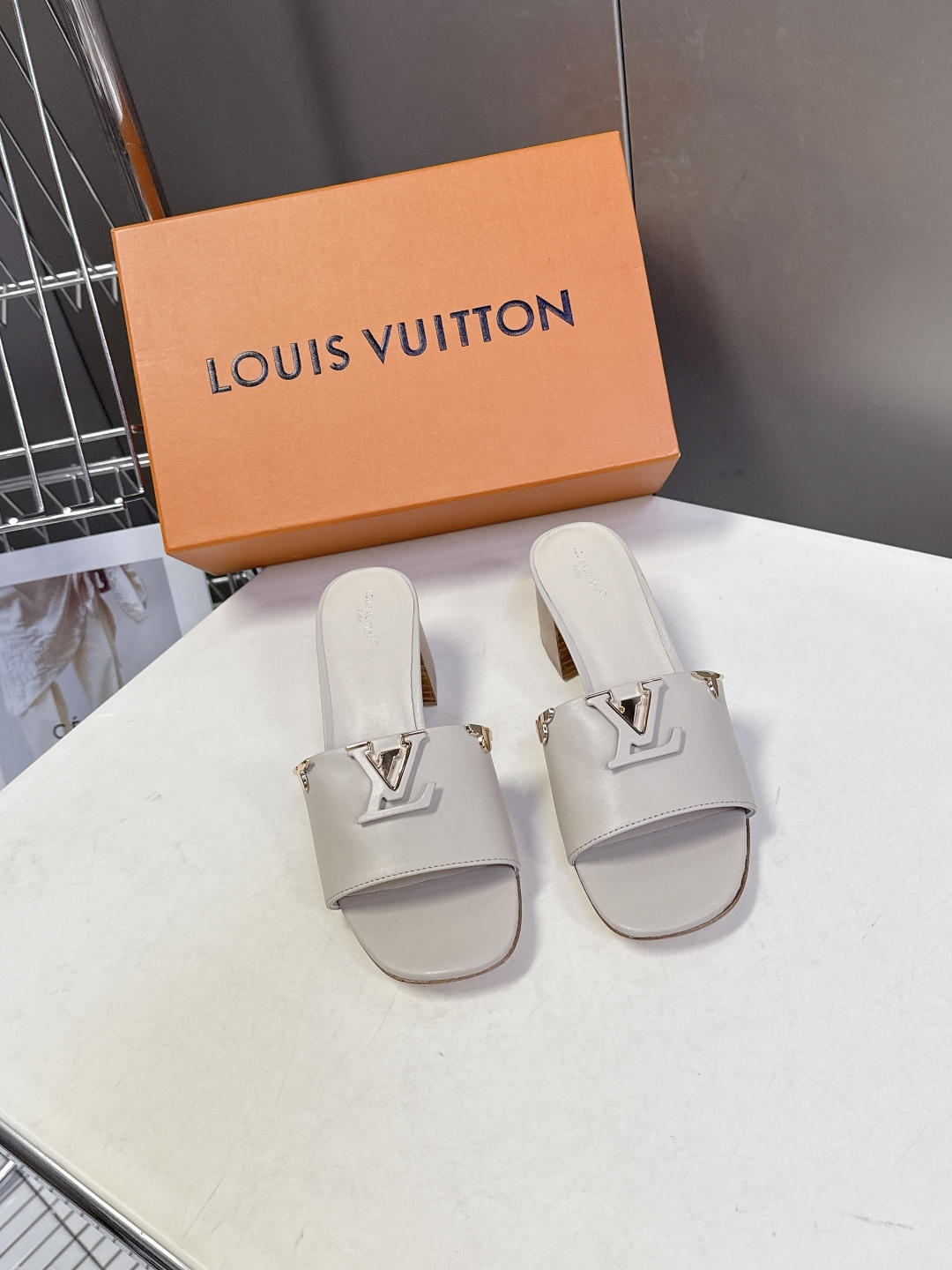 Louis Vuitton 路易威登春夏最新款时装鞋 春夏秀场出镜率最高的一款单品 超多名模上脚 简约大