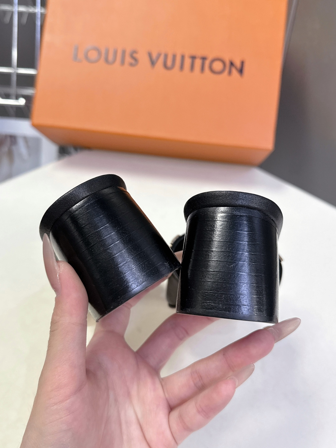 Louis Vuitton 路易威登春夏最新款时装鞋 春夏秀场出镜率最高的一款单品 超多名模上脚 简约大