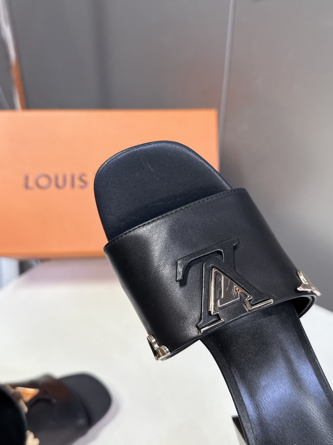 Louis Vuitton 路易威登春夏最新款时装鞋 春夏秀场出镜率最高的一款单品 超多名模上脚 简约大