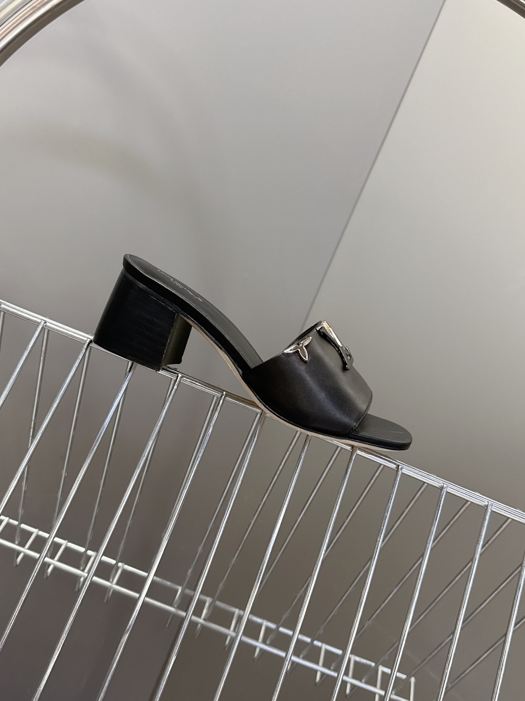 Louis Vuitton 路易威登春夏最新款时装鞋 春夏秀场出镜率最高的一款单品 超多名模上脚 简约大