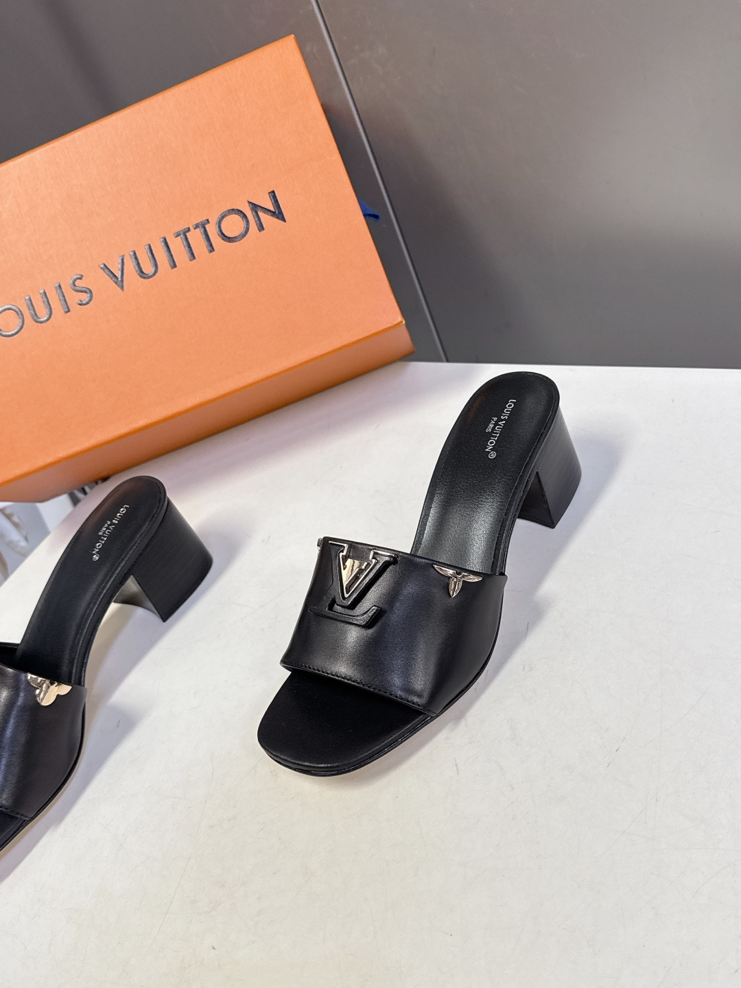 Louis Vuitton 路易威登春夏最新款时装鞋 春夏秀场出镜率最高的一款单品 超多名模上脚 简约大