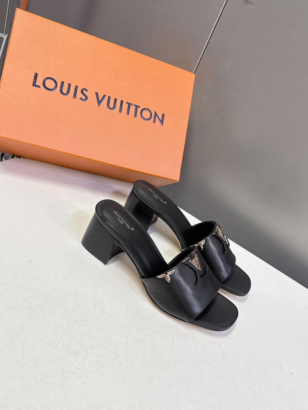 Louis Vuitton 路易威登春夏最新款时装鞋 春夏秀场出镜率最高的一款单品 超多名模上脚 简约大