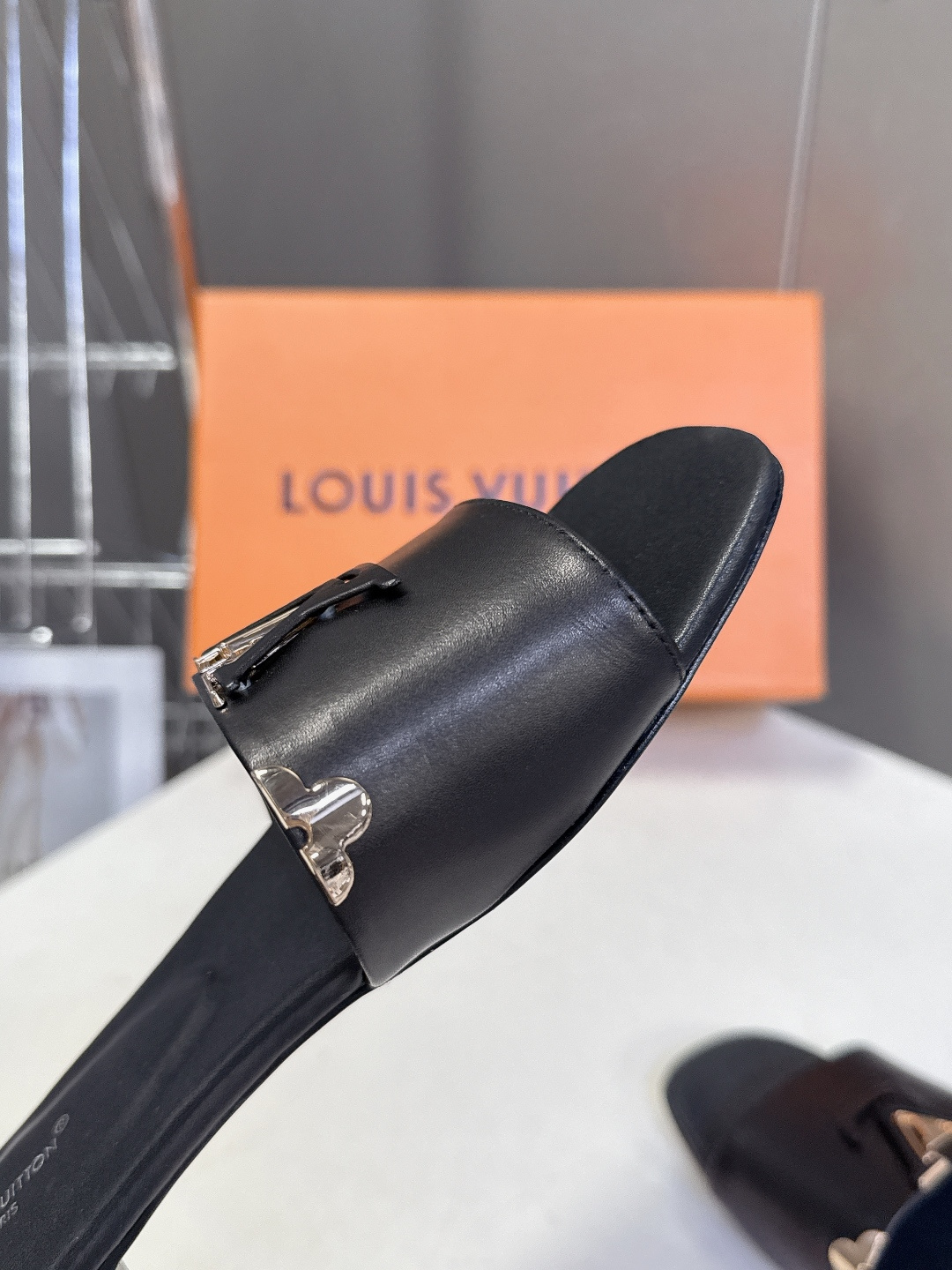 Louis Vuitton 路易威登春夏最新款时装鞋 春夏秀场出镜率最高的一款单品 超多名模上脚 简约大