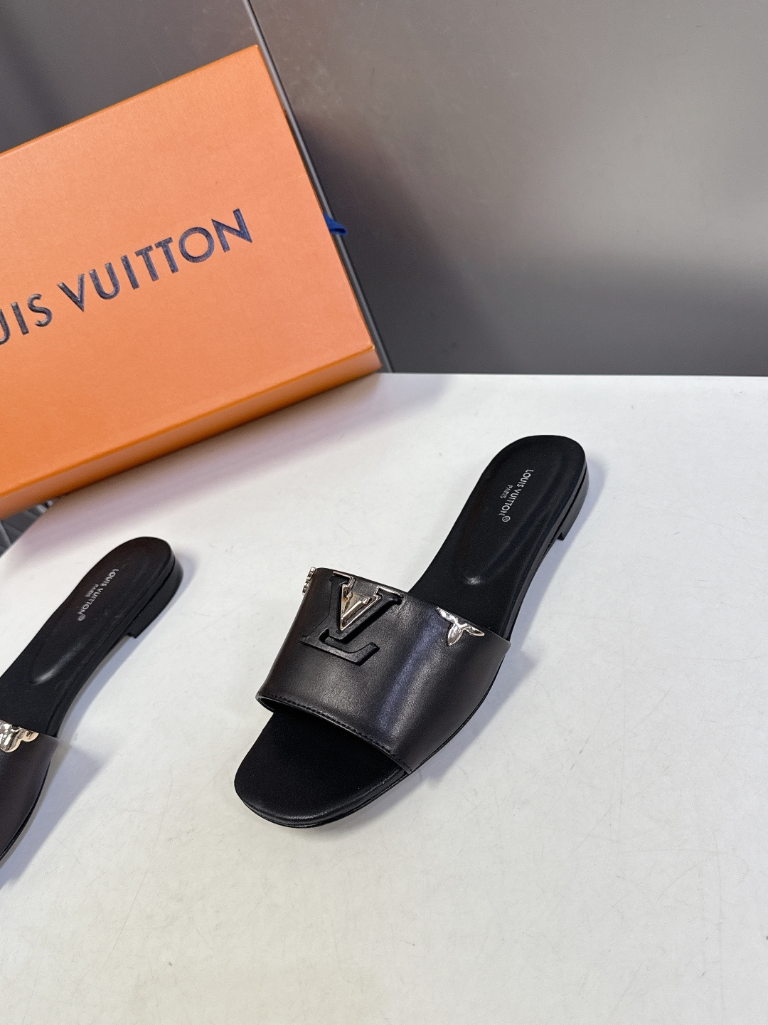 Louis Vuitton 路易威登春夏最新款时装鞋 春夏秀场出镜率最高的一款单品 超多名模上脚 简约大