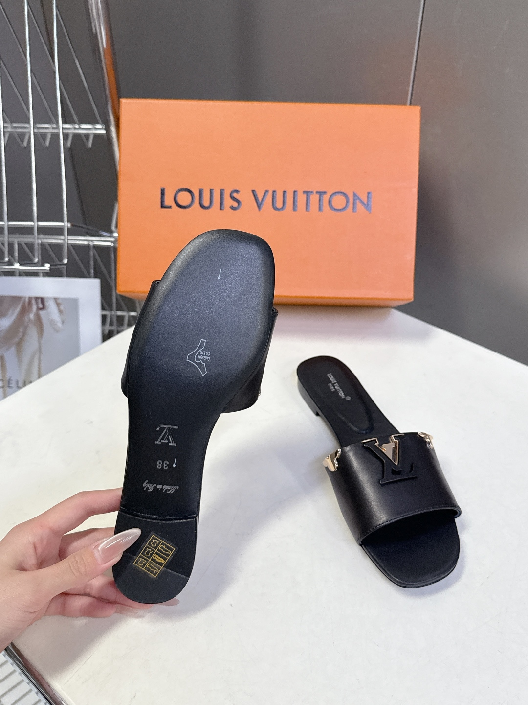 Louis Vuitton 路易威登春夏最新款时装鞋 春夏秀场出镜率最高的一款单品 超多名模上脚 简约大