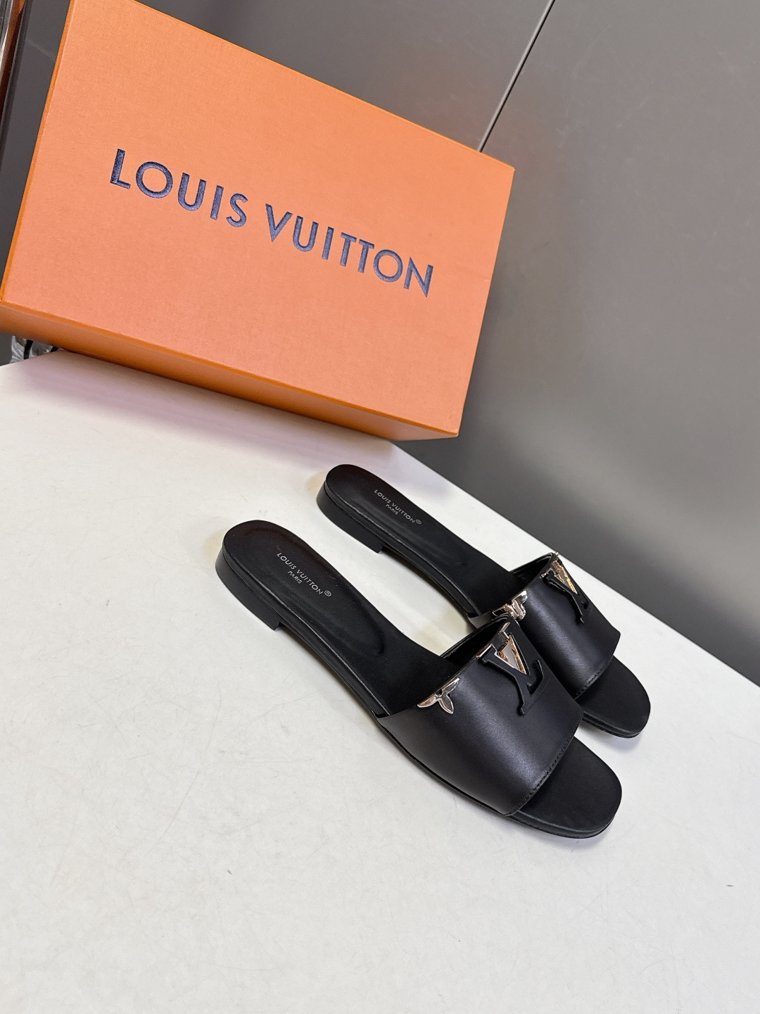 Louis Vuitton 路易威登春夏最新款时装鞋 春夏秀场出镜率最高的一款单品 超多名模上脚 简约大