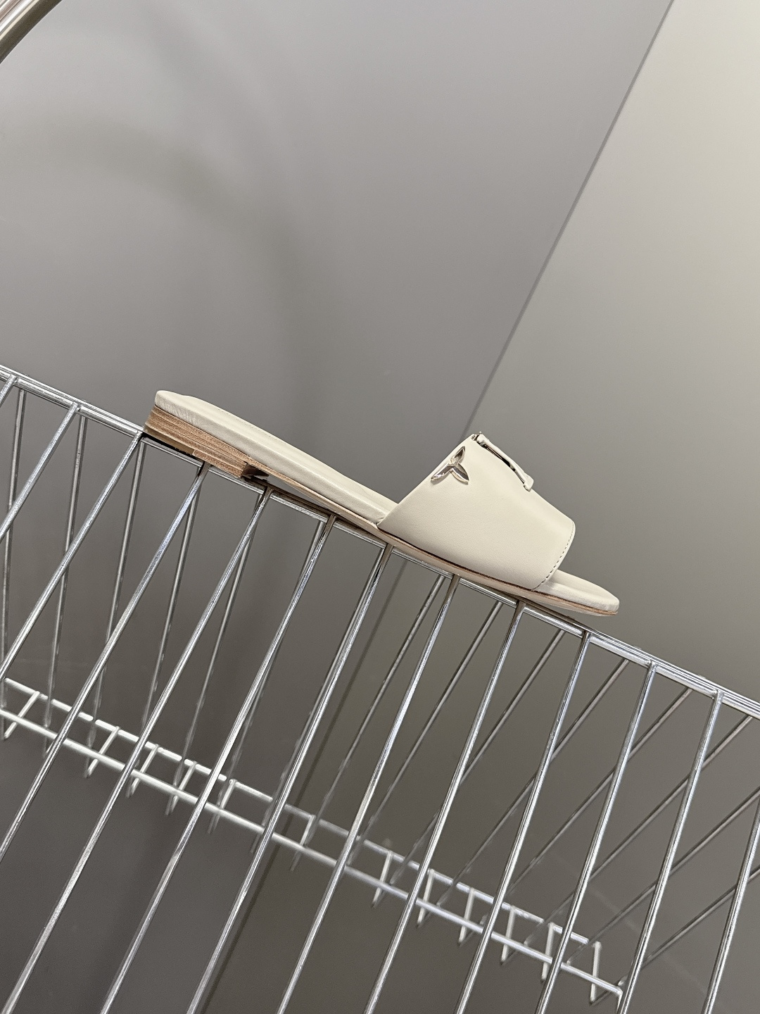 Louis Vuitton 路易威登春夏最新款时装鞋 春夏秀场出镜率最高的一款单品 超多名模上脚 简约大