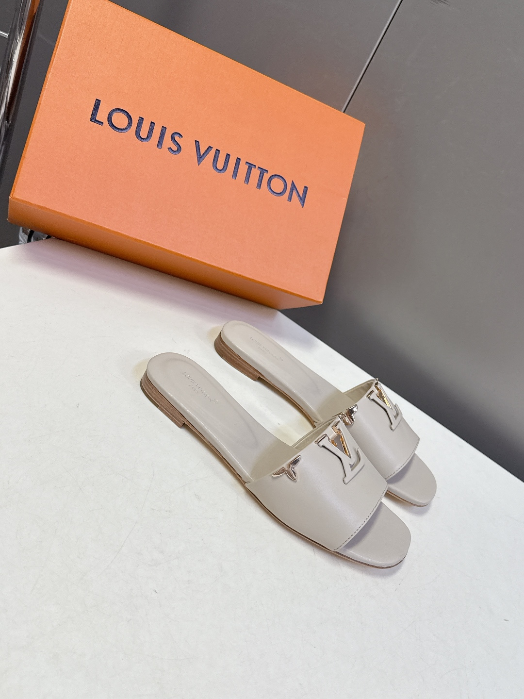 Louis Vuitton 路易威登春夏最新款时装鞋 春夏秀场出镜率最高的一款单品 超多名模上脚 简约大