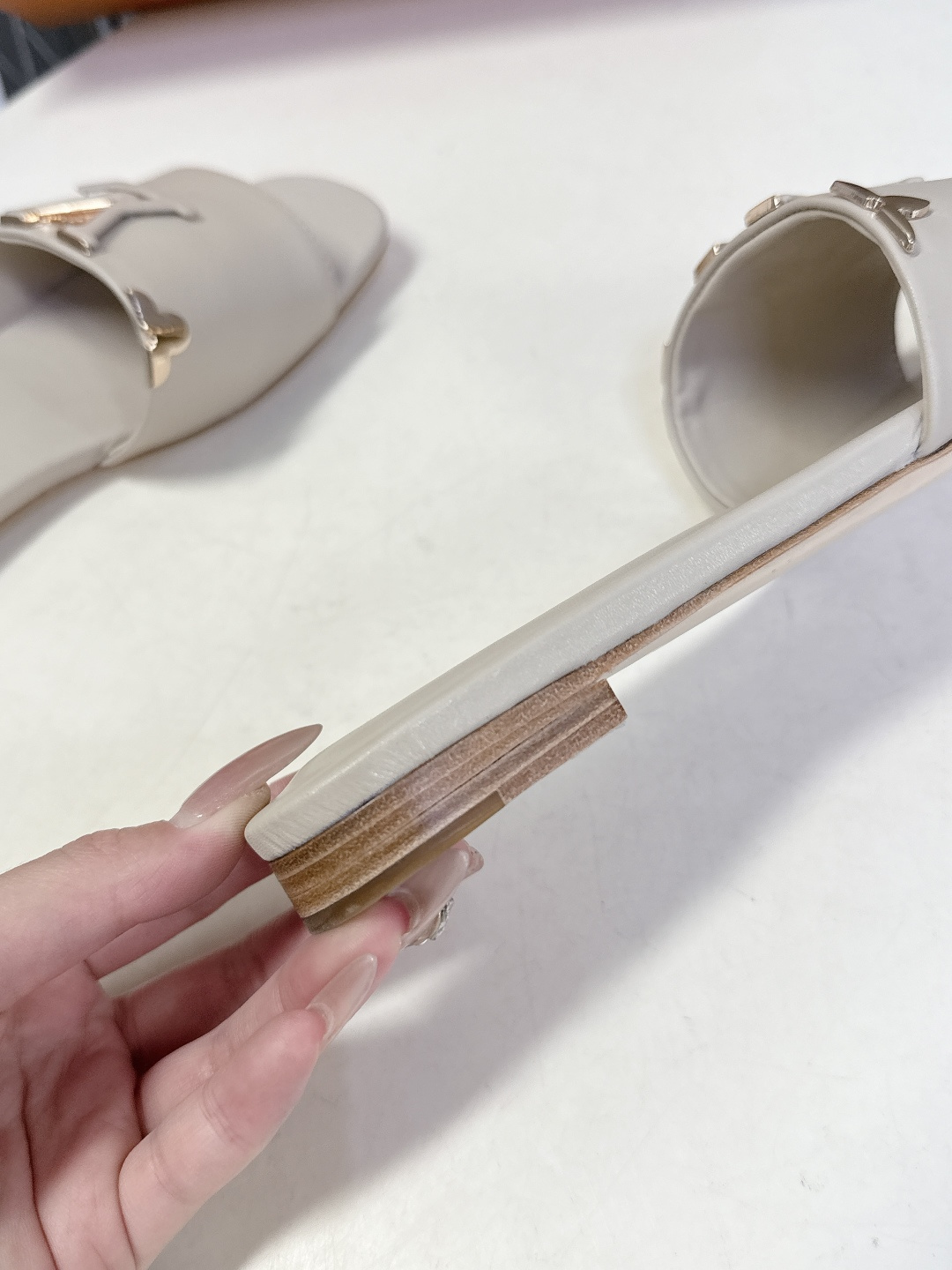 Louis Vuitton 路易威登春夏最新款时装鞋 春夏秀场出镜率最高的一款单品 超多名模上脚 简约大