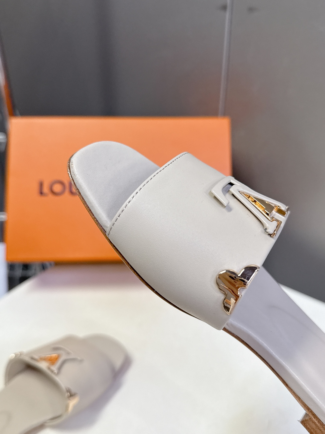 Louis Vuitton 路易威登春夏最新款时装鞋 春夏秀场出镜率最高的一款单品 超多名模上脚 简约大