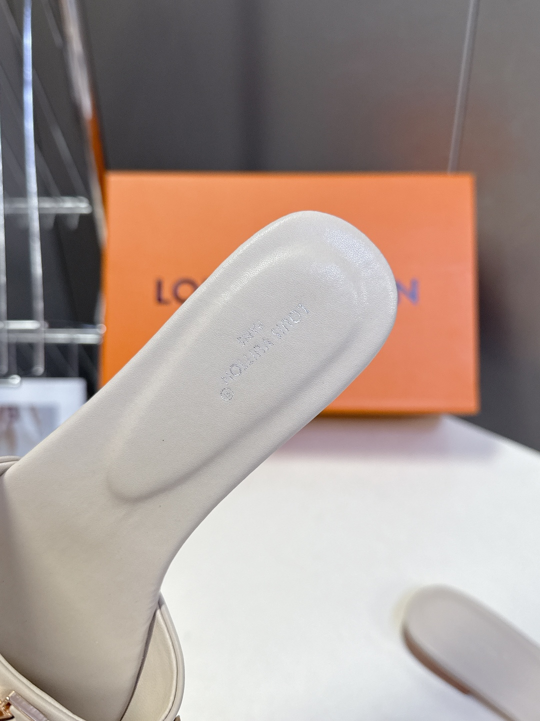 Louis Vuitton 路易威登春夏最新款时装鞋 春夏秀场出镜率最高的一款单品 超多名模上脚 简约大