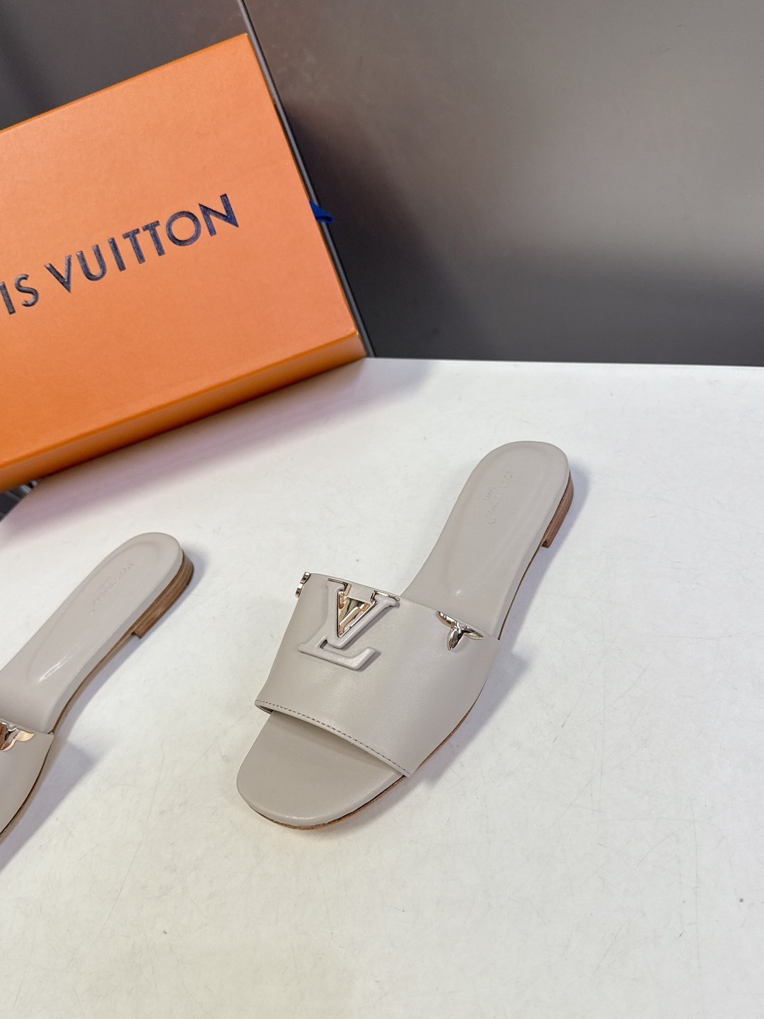 Louis Vuitton 路易威登春夏最新款时装鞋 春夏秀场出镜率最高的一款单品 超多名模上脚 简约大