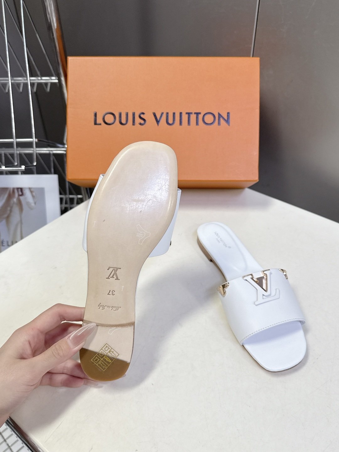 Louis Vuitton 路易威登春夏最新款时装鞋 春夏秀场出镜率最高的一款单品 超多名模上脚 简约大