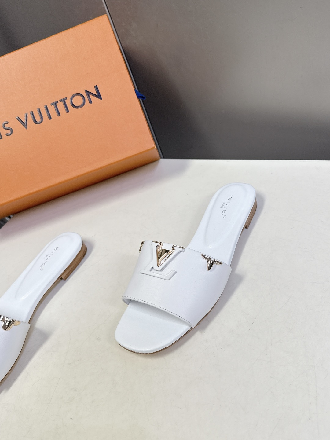Louis Vuitton 路易威登春夏最新款时装鞋 春夏秀场出镜率最高的一款单品 超多名模上脚 简约大