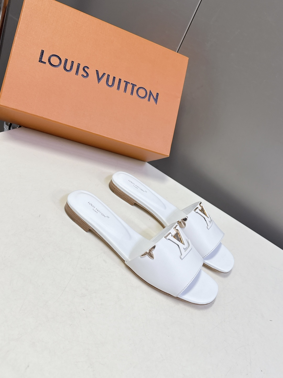 Louis Vuitton 路易威登春夏最新款时装鞋 春夏秀场出镜率最高的一款单品 超多名模上脚 简约大