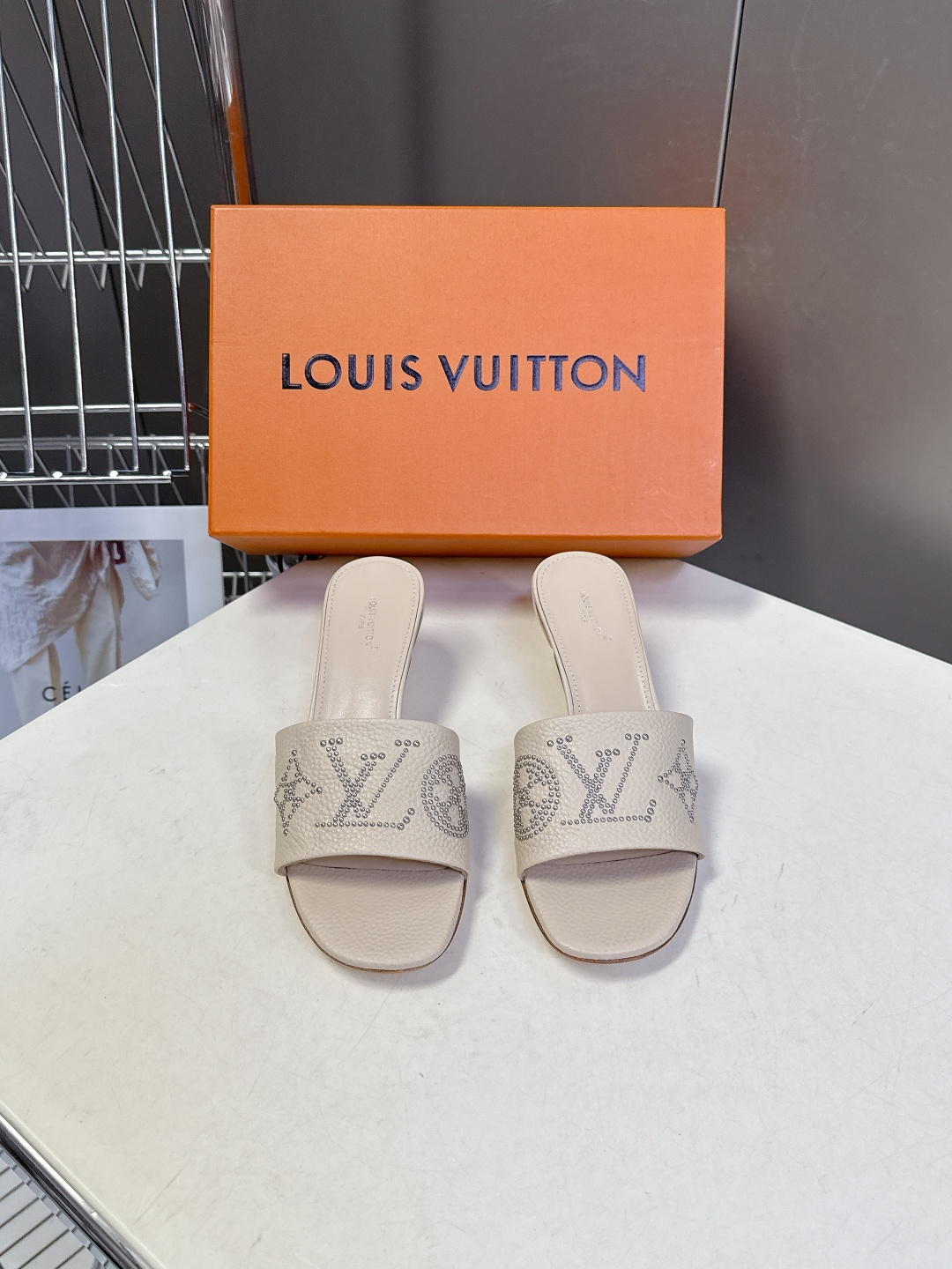 Louis Vuitton 路易威登春夏最新款时装鞋 春夏秀场出镜率最高的一款单品 超多名模上脚 简约大