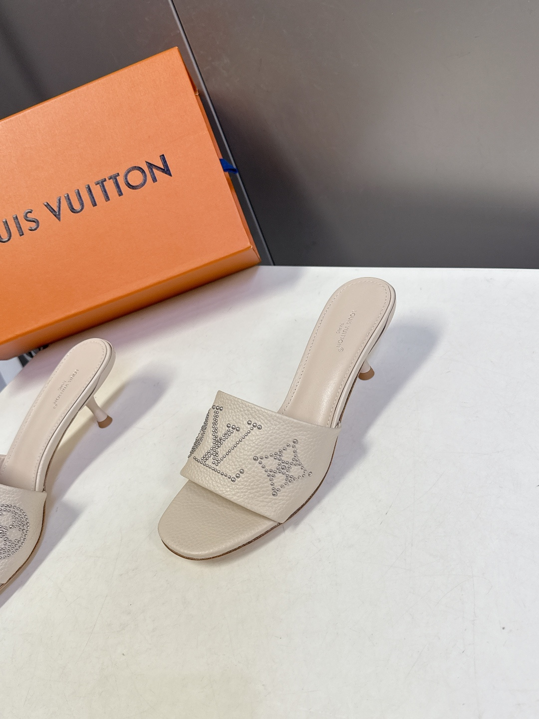 Louis Vuitton 路易威登春夏最新款时装鞋 春夏秀场出镜率最高的一款单品 超多名模上脚 简约大