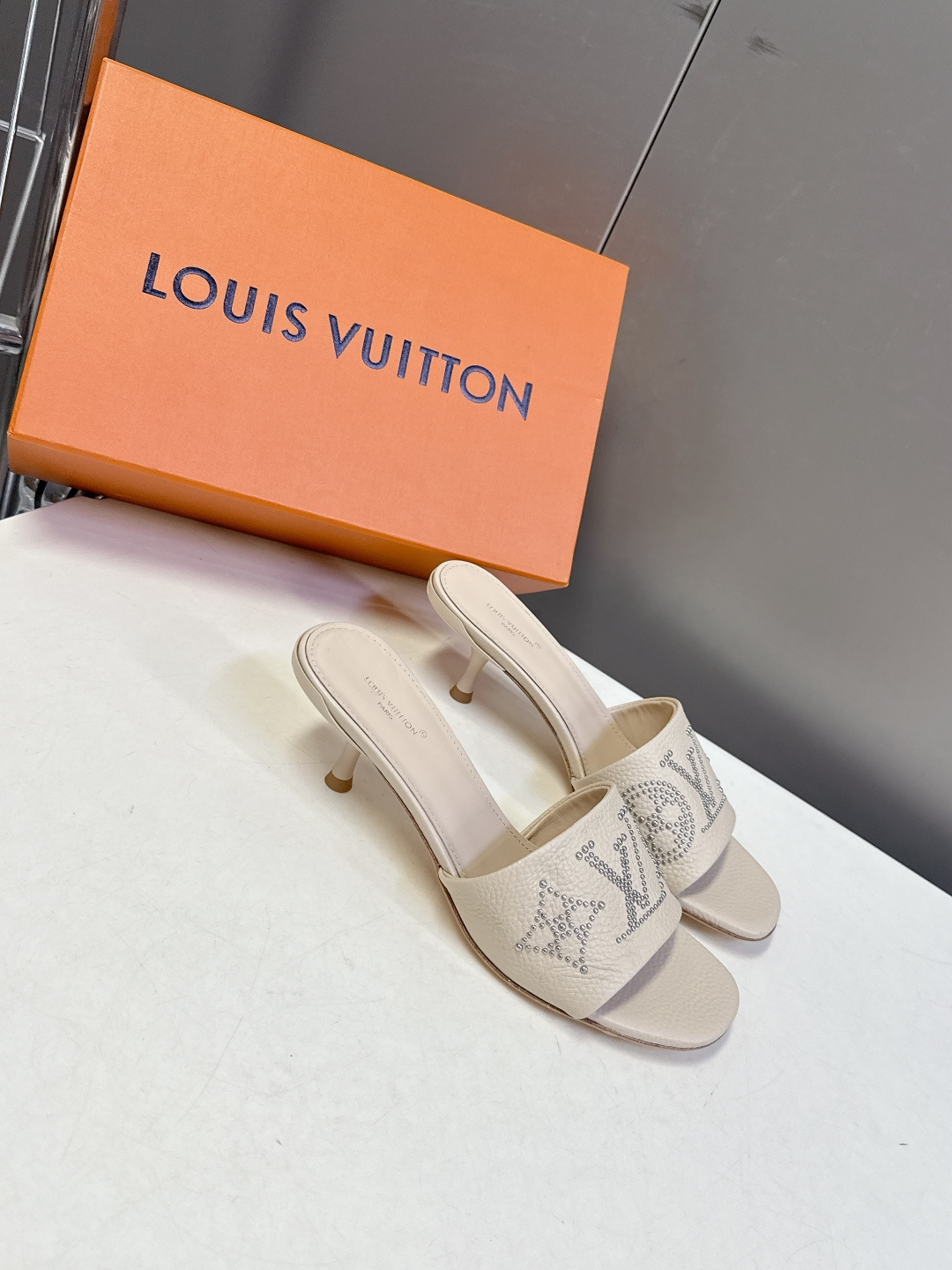 Louis Vuitton 路易威登春夏最新款时装鞋 春夏秀场出镜率最高的一款单品 超多名模上脚 简约大