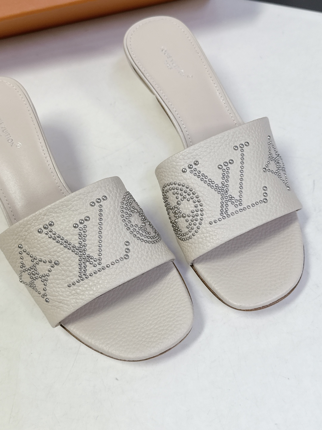 Louis Vuitton 路易威登春夏最新款时装鞋 春夏秀场出镜率最高的一款单品 超多名模上脚 简约大