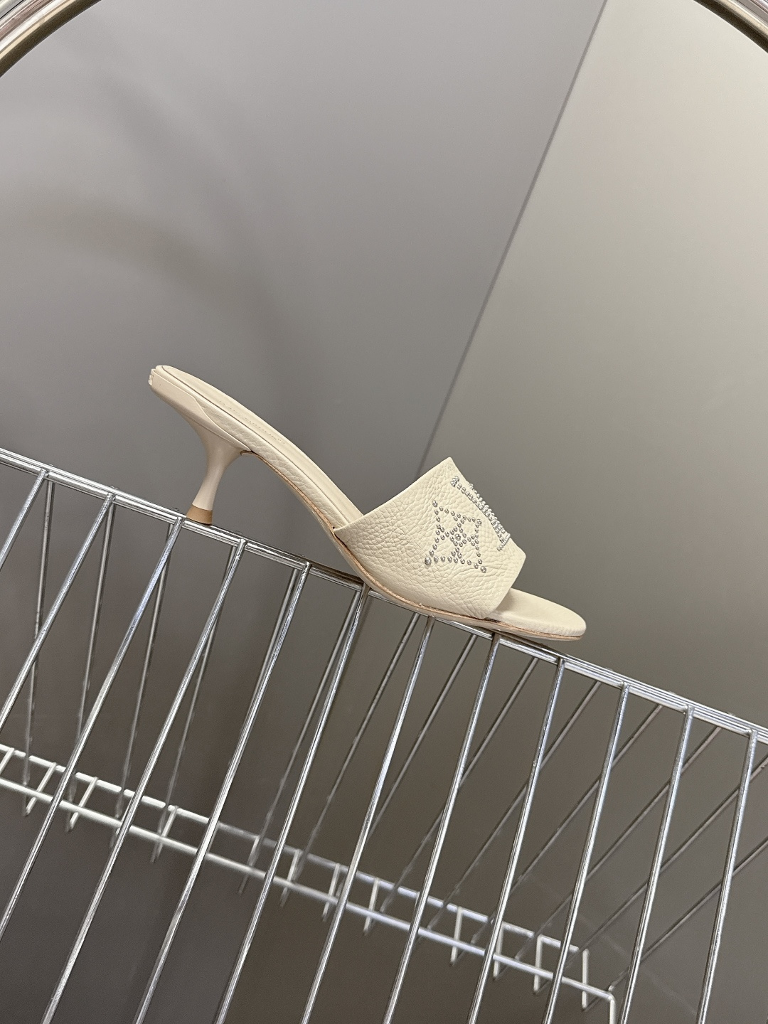 Louis Vuitton 路易威登春夏最新款时装鞋 春夏秀场出镜率最高的一款单品 超多名模上脚 简约大