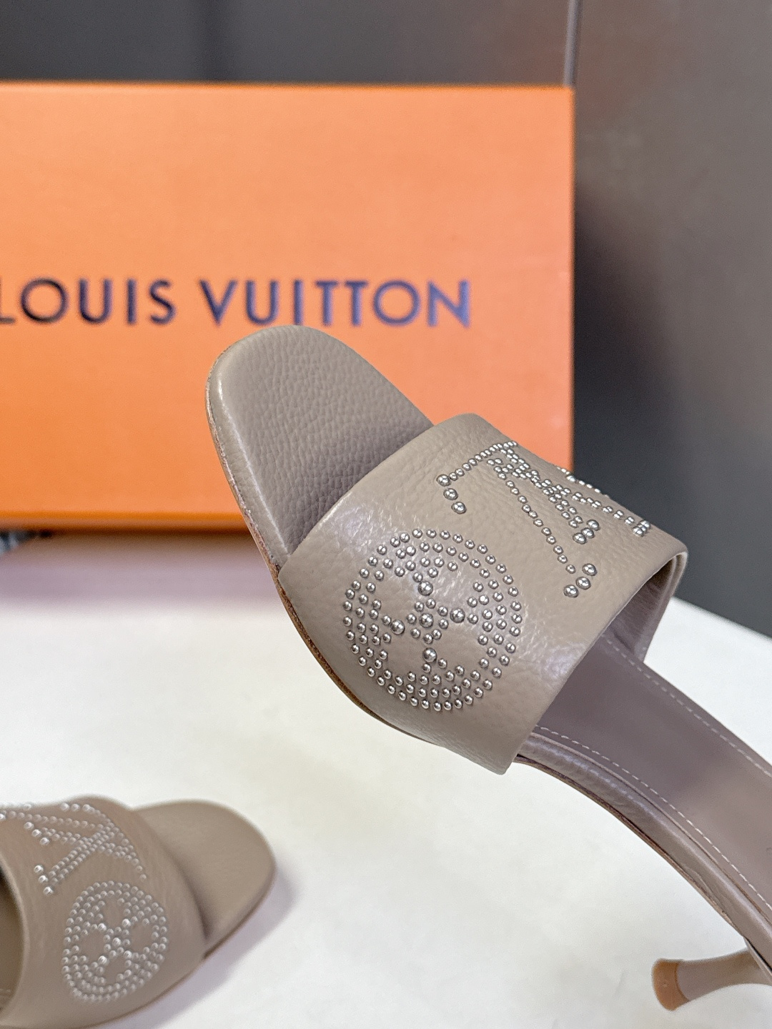 Louis Vuitton 路易威登春夏最新款时装鞋 春夏秀场出镜率最高的一款单品 超多名模上脚 简约大