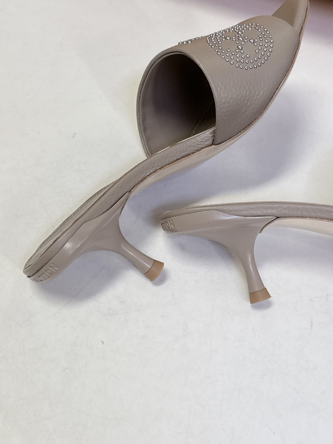 Louis Vuitton 路易威登春夏最新款时装鞋 春夏秀场出镜率最高的一款单品 超多名模上脚 简约大