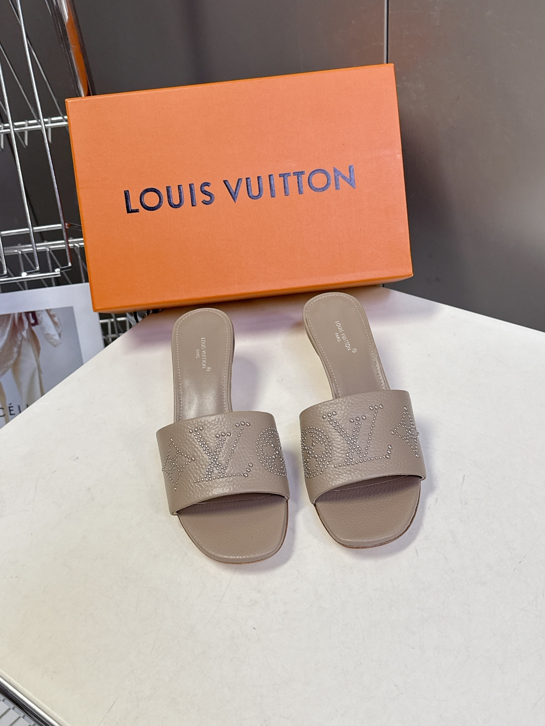 Louis Vuitton 路易威登春夏最新款时装鞋 春夏秀场出镜率最高的一款单品 超多名模上脚 简约大