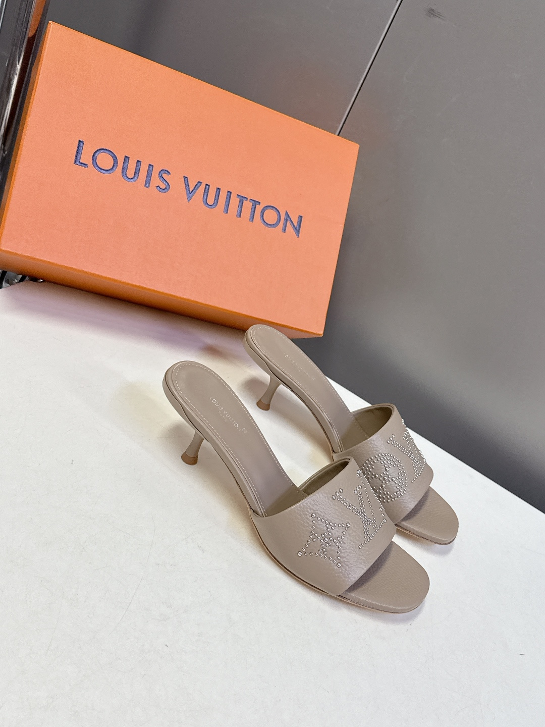 Louis Vuitton 路易威登春夏最新款时装鞋 春夏秀场出镜率最高的一款单品 超多名模上脚 简约大