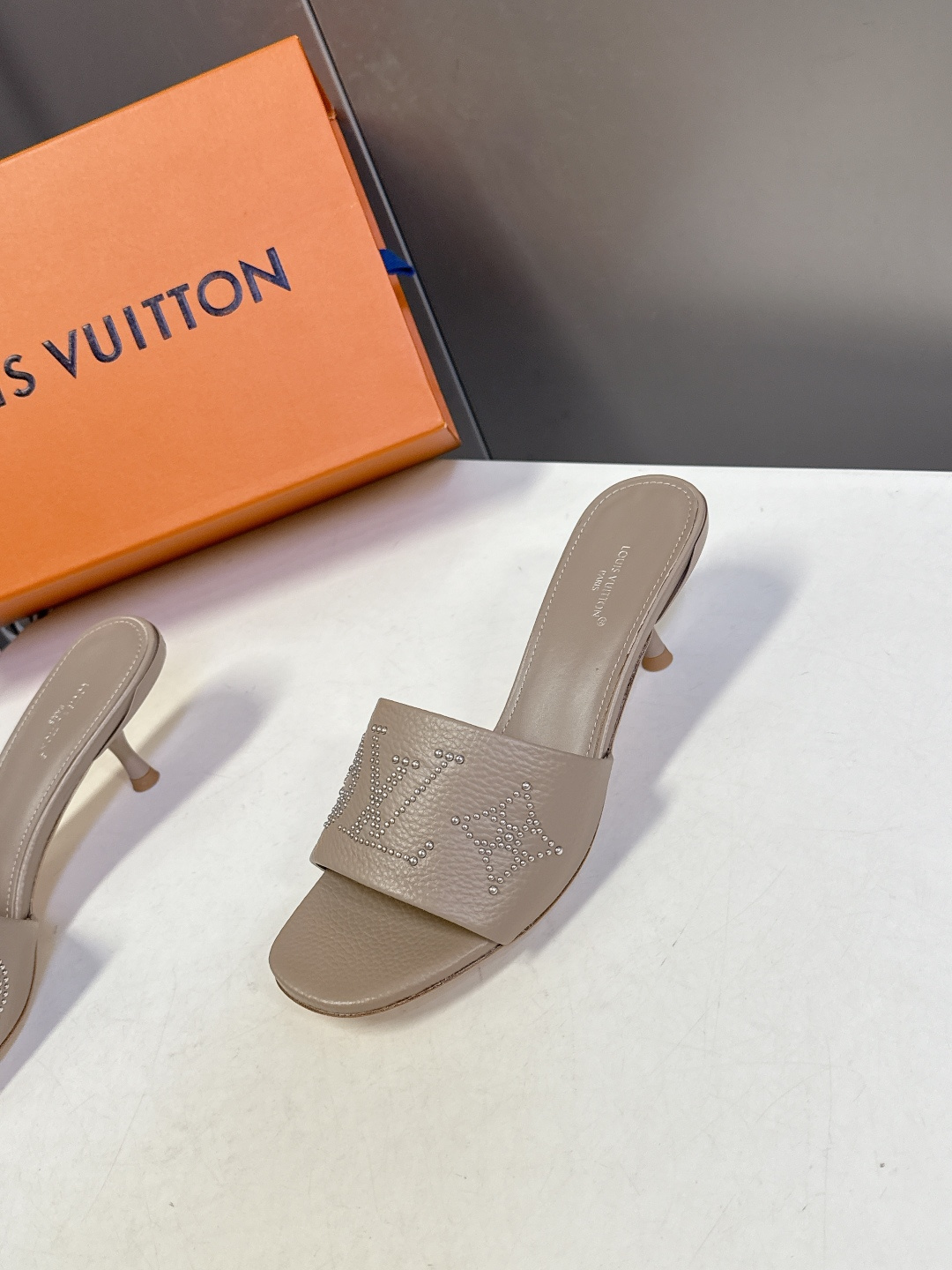 Louis Vuitton 路易威登春夏最新款时装鞋 春夏秀场出镜率最高的一款单品 超多名模上脚 简约大