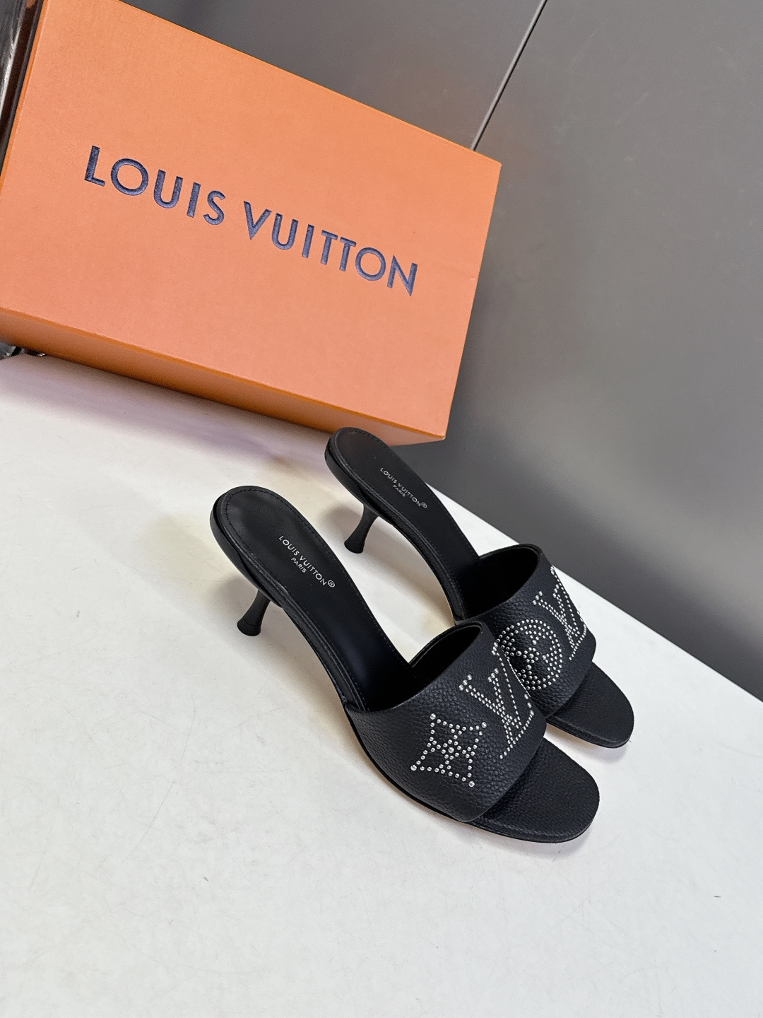 Louis Vuitton 路易威登春夏最新款时装鞋 春夏秀场出镜率最高的一款单品 超多名模上脚 简约大