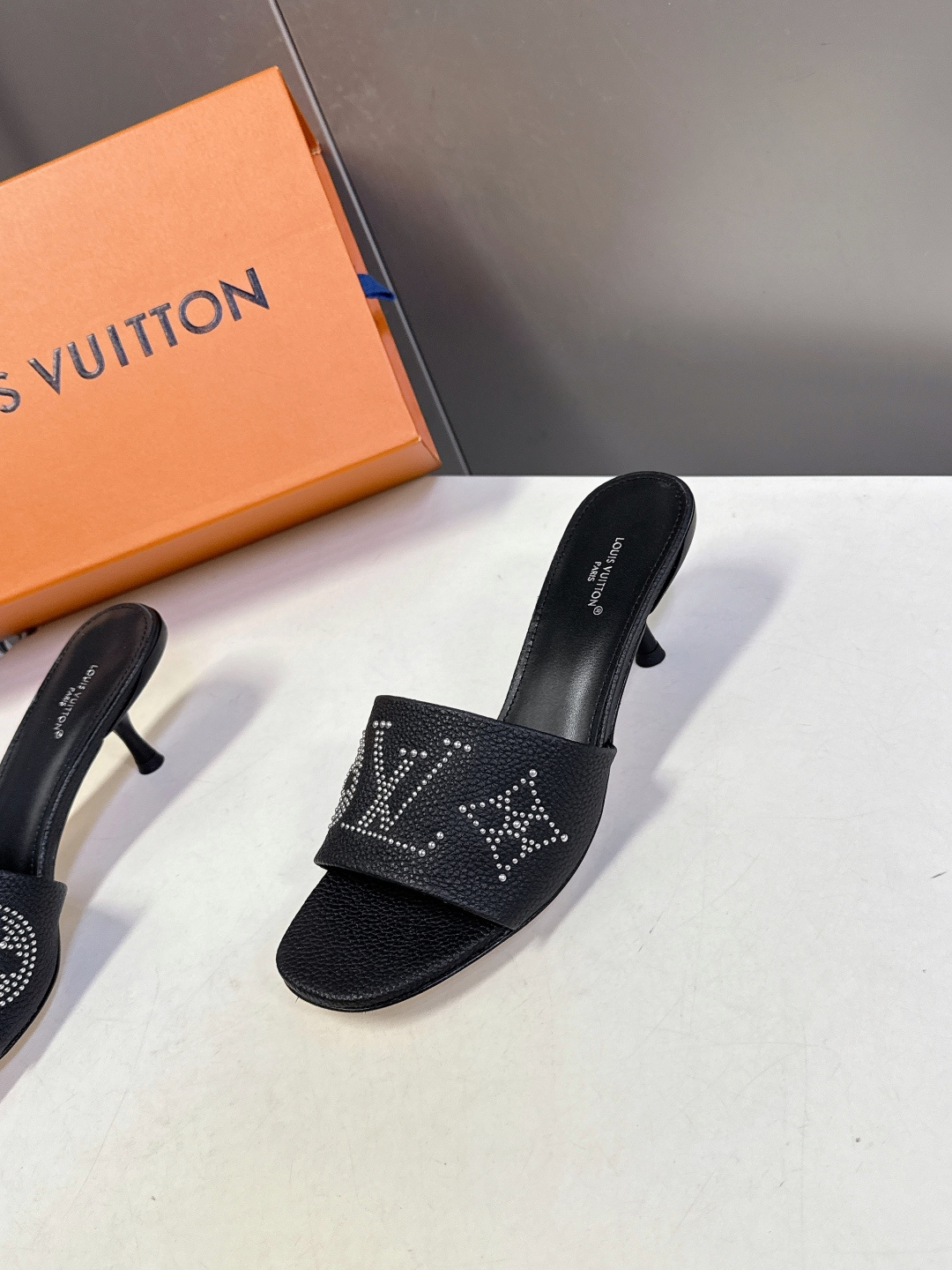 Louis Vuitton 路易威登春夏最新款时装鞋 春夏秀场出镜率最高的一款单品 超多名模上脚 简约大