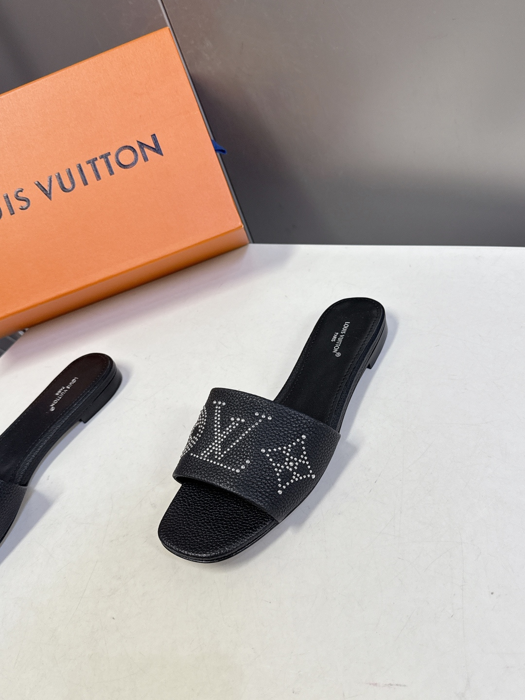 Louis Vuitton 路易威登春夏最新款时装鞋 春夏秀场出镜率最高的一款单品 超多名模上脚 简约大