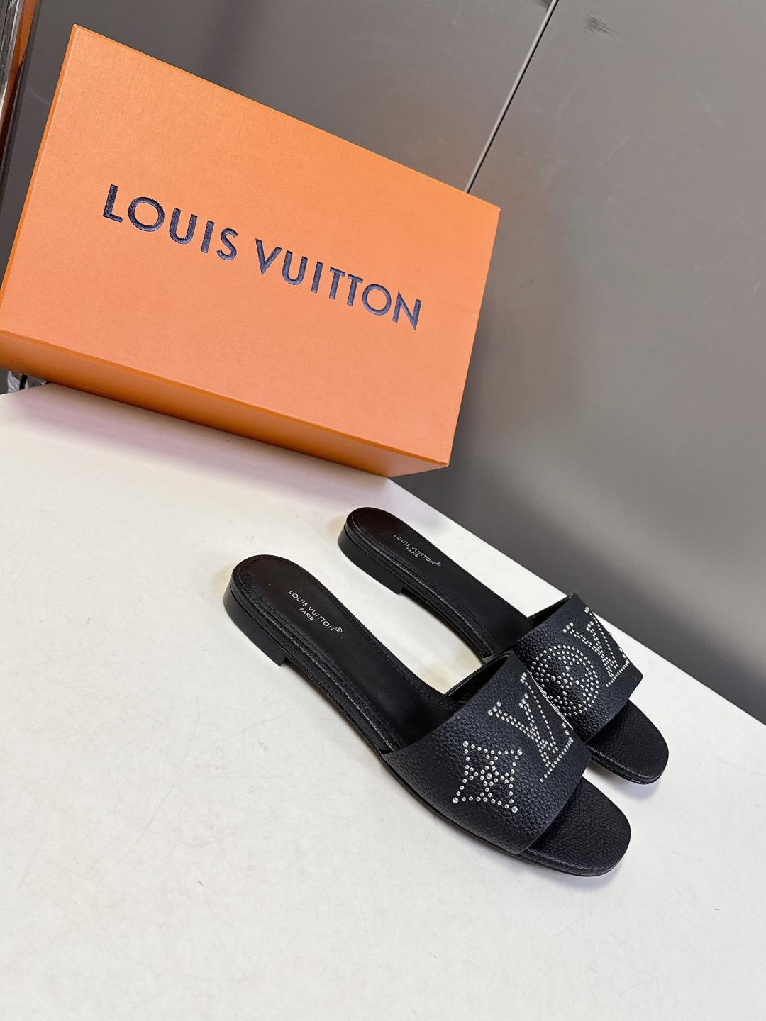 Louis Vuitton 路易威登春夏最新款时装鞋 春夏秀场出镜率最高的一款单品 超多名模上脚 简约大