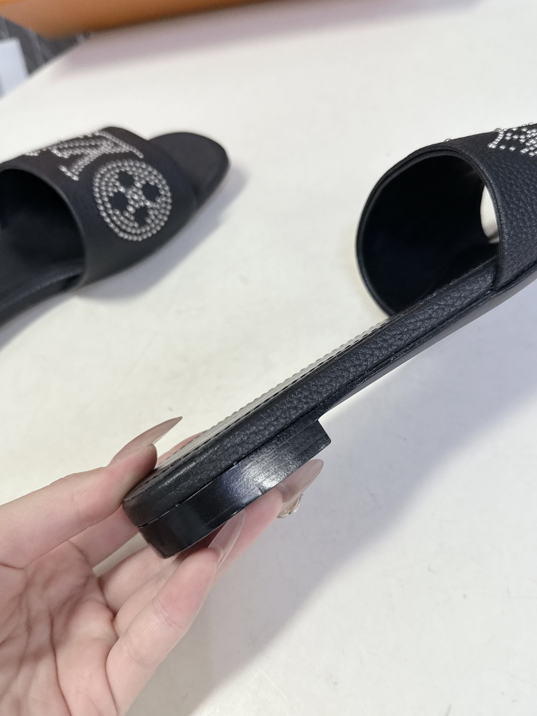 Louis Vuitton 路易威登春夏最新款时装鞋 春夏秀场出镜率最高的一款单品 超多名模上脚 简约大