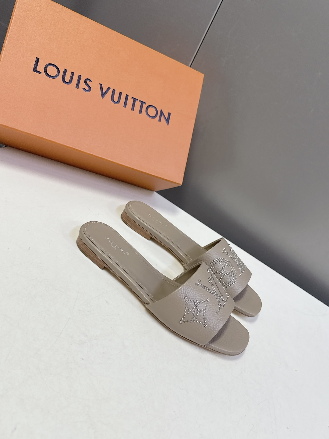 Louis Vuitton 路易威登春夏最新款时装鞋 春夏秀场出镜率最高的一款单品 超多名模上脚 简约大