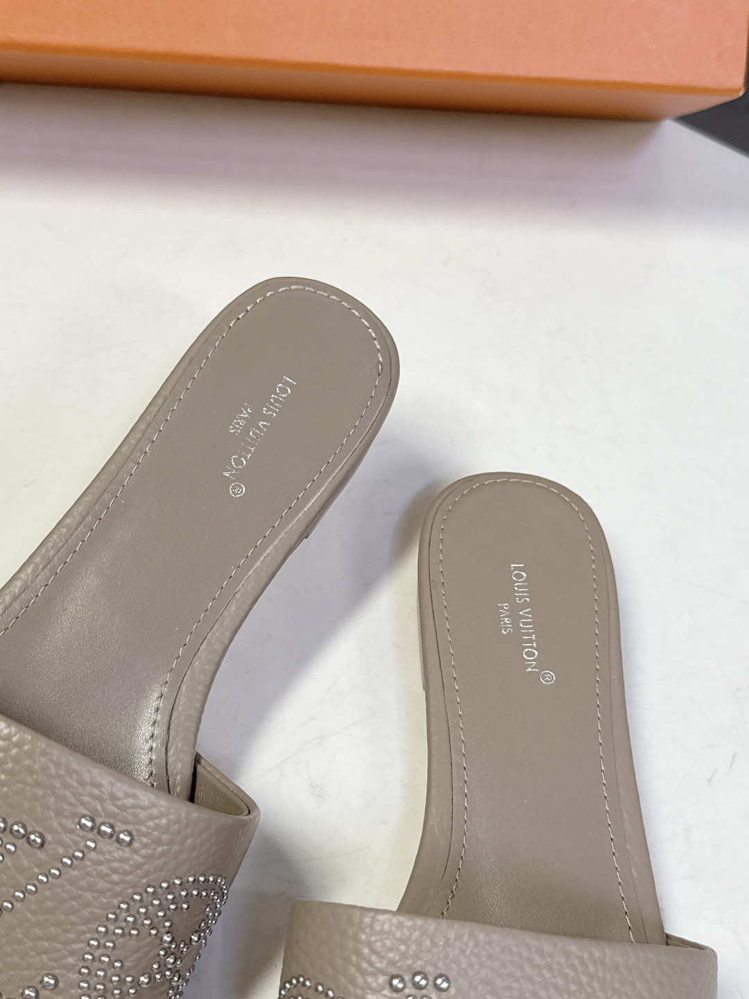 Louis Vuitton 路易威登春夏最新款时装鞋 春夏秀场出镜率最高的一款单品 超多名模上脚 简约大