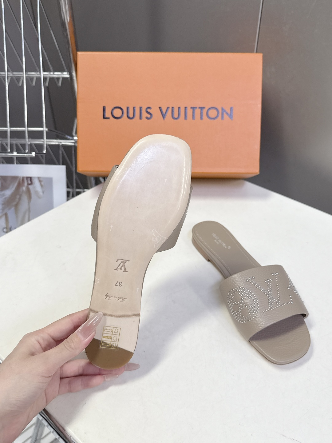 Louis Vuitton 路易威登春夏最新款时装鞋 春夏秀场出镜率最高的一款单品 超多名模上脚 简约大