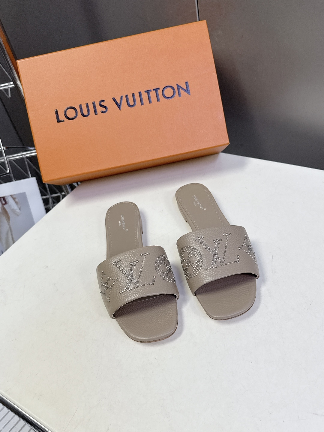 Louis Vuitton 路易威登春夏最新款时装鞋 春夏秀场出镜率最高的一款单品 超多名模上脚 简约大