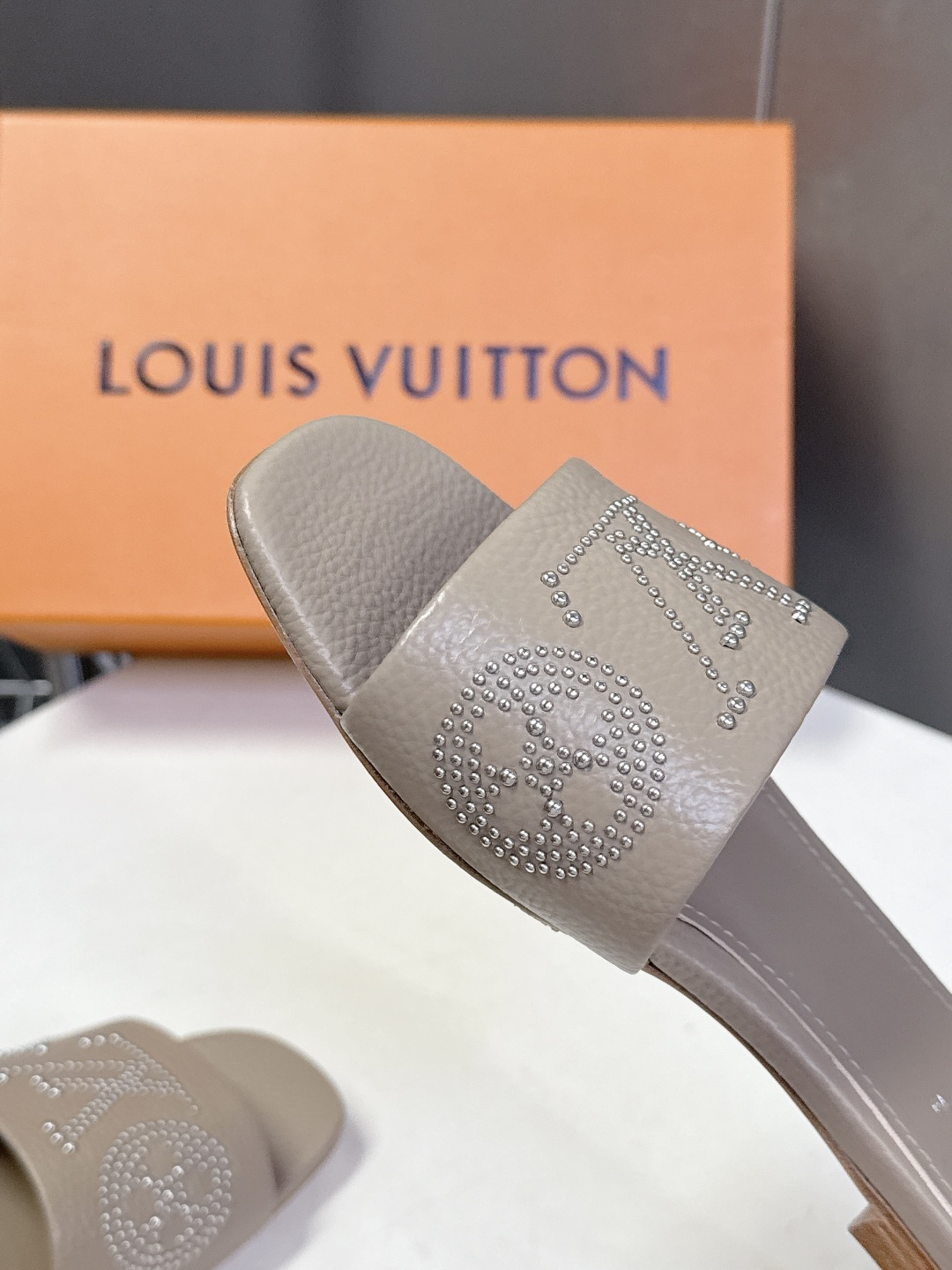 Louis Vuitton 路易威登春夏最新款时装鞋 春夏秀场出镜率最高的一款单品 超多名模上脚 简约大