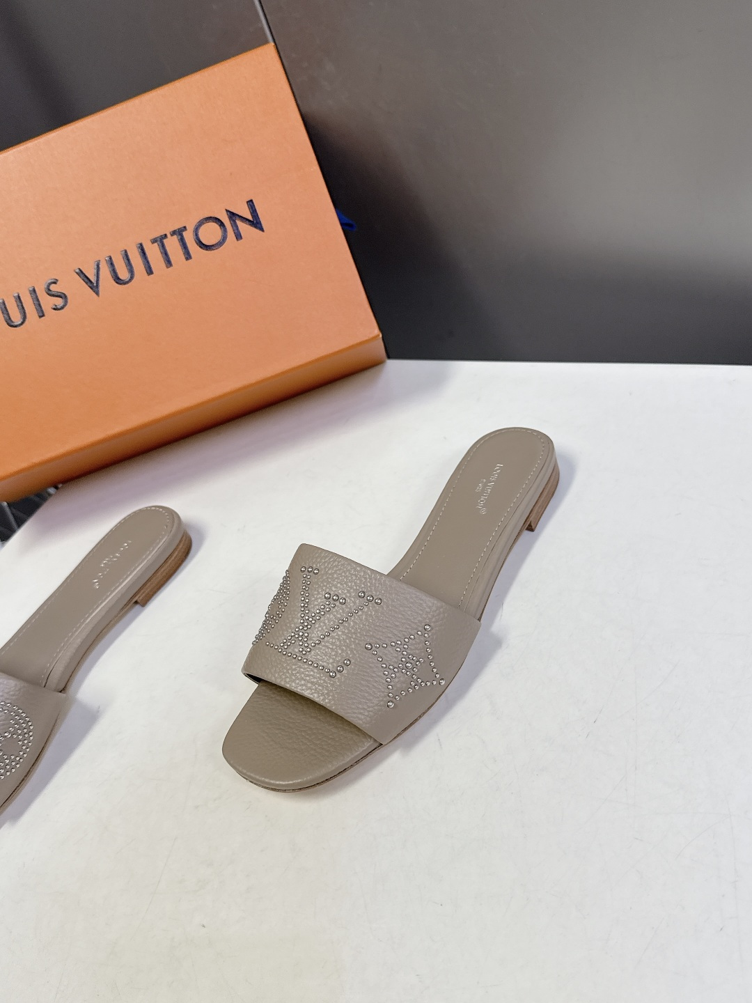 Louis Vuitton 路易威登春夏最新款时装鞋 春夏秀场出镜率最高的一款单品 超多名模上脚 简约大