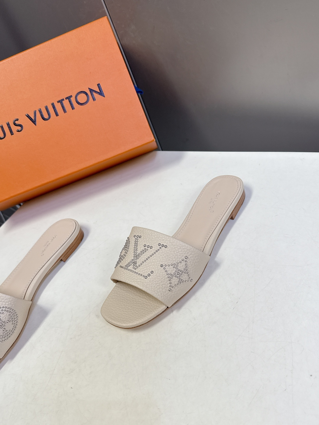 Louis Vuitton 路易威登春夏最新款时装鞋 春夏秀场出镜率最高的一款单品 超多名模上脚 简约大